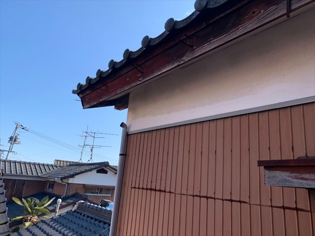 雨樋が落下した瓦屋根